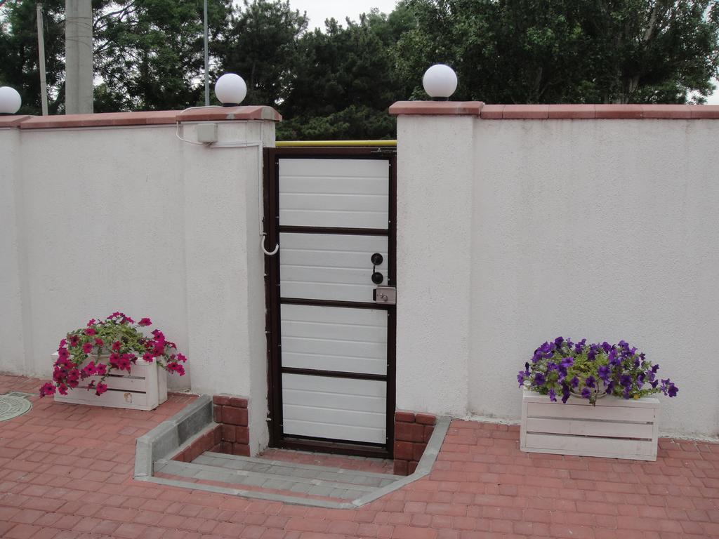 12 Months Mini Hotel Odesa Exterior photo